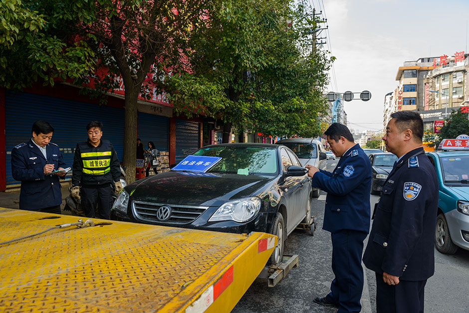 晏建农介绍，城市管理执法大队下设有一个车管中队，和交警联合治理街上的违停行为，他们每天在街上巡视，遇到违章停放车辆，及时给予劝告并纠正，对没有车主在旁的违停车辆进行拖移或者抄牌处理。