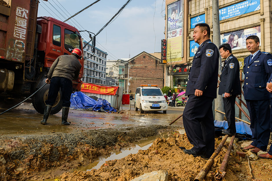 下午3时许，记者跟随城管队员到一个建筑工地进行检查。在工地上，只见3名工人正在对进出的车辆进行清洗。 该建筑工地项目部的工作人员向前来检查的城管队员表示，他们专门聘请工人对出入的车辆进行清洗。所有车辆必须冲洗干净才能驶出工地，保证绝不会让一辆脏车进城。