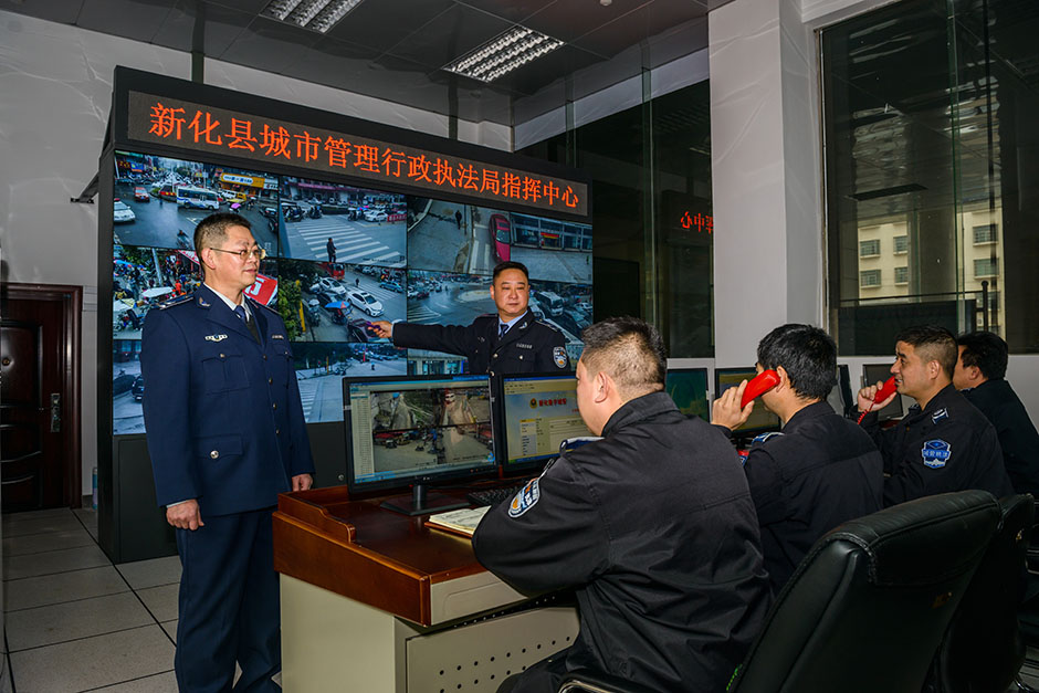城管局局长刘政文在指挥中心检查，这也是他了解全县城管理状况的一个重要渠道。“喂，您好！我这里是12319城管热线，请问有什么事可以帮您？”今天是晏建农在12319服务厅的值班日，一名热线接听工作人员正在接听市民打来的热线，他耐心地将市民反映的事情记在《来电受理登记簿》上，并留下了该市民的姓名和联系电话。