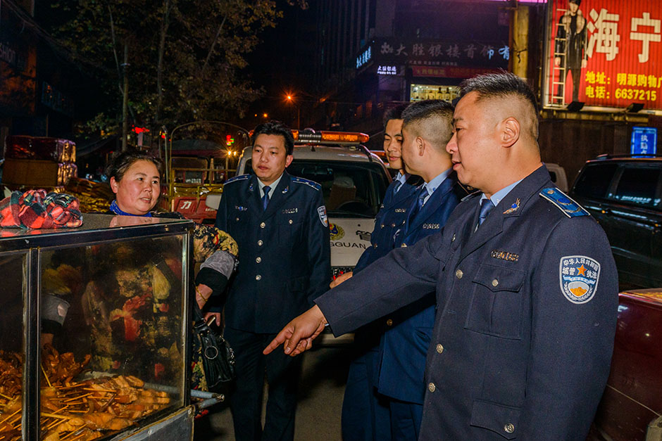 夜幕降临，华灯初上，告别了白天紧张忙碌的城管执法工作，晚上8点，城管队员们再一次集合，开始夜间的巡查。此时，新街的人行道上，一部分夜市摊点已摆上街头。他们要等到晚上大多数市民回家休息了才能下班。