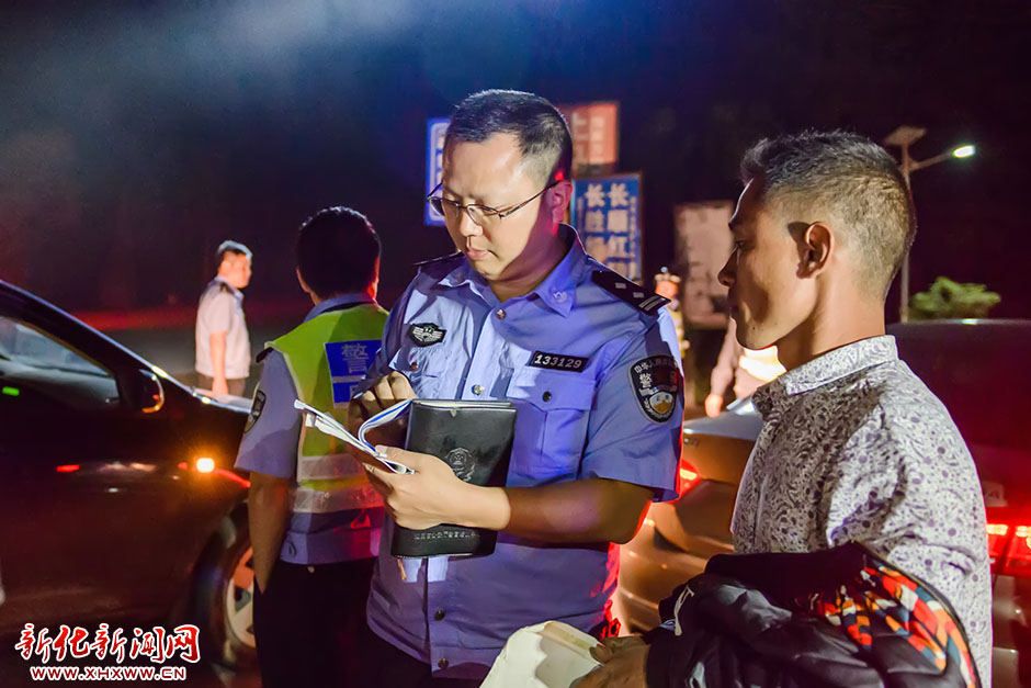 21：40，巡逻队结束了进村巡逻工作，来到青山加油站设点检查进出游家境内的车辆。
