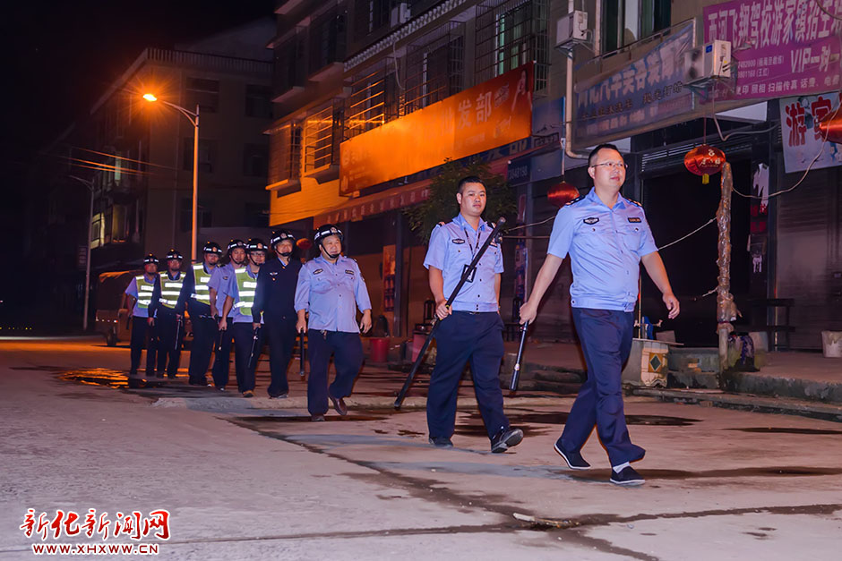 22：30，整个游家都安静了，巡逻队还在镇政府外的大街进行当天最后一次巡逻。
