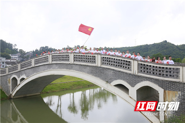 汝城以“半条被子”精神为民服务解难题