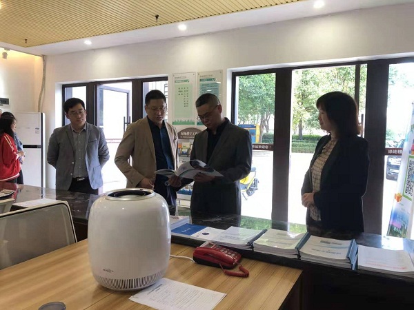 在绿地中央广场楼宇工作站，李雪龙详细了解了楼宇工作站企业入驻情况。.jpg