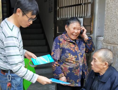 入小区发放《岳麓读本》.jpg