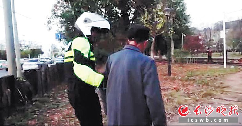 　　交警们将老人送回家。交警供图