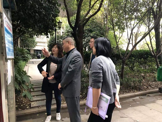 在银星社区李雪龙书记询问综合文化服务中心开展活动情况。.jpg