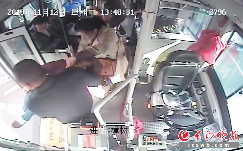 　　司机抱起病人走下公交车。监控截图