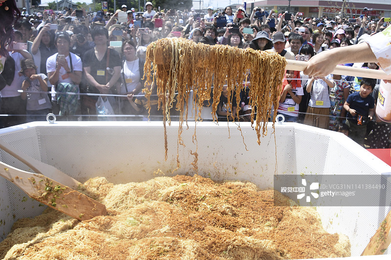 当地时间2019年5月5日，日本伊势崎市，日本畅销方便面“PEYOUNG酱炒面”试吃活动5日在群马县伊势崎市举行，相当于普通分量约1500倍的巨型方便面亮相现场。参加者中有579人全部吃完，活动作为“最大规模的方便面试吃会”获得吉尼斯世界纪录认定。