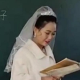 怕请假耽误学生，老师穿婚纱上完课结婚