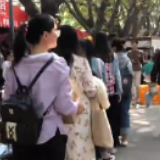 高校双十一快递成堆，学生排50米长队领