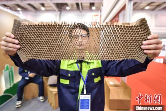 工作人员展示蜂窝纸材料。　杨华峰 摄