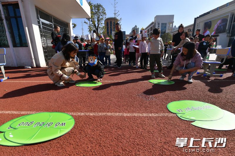 与传统的书面考试不同，该校语文和数学老师分别根据测试题型或内容设置了10个游戏关卡，让孩子们和老师互动完成。