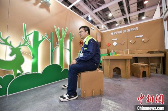 蜂窝纸拼接成的凳子可承重200斤大汉。　杨华峰 摄
