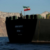 伊朗上调油价后多地爆发抗议活动,已致一人死亡