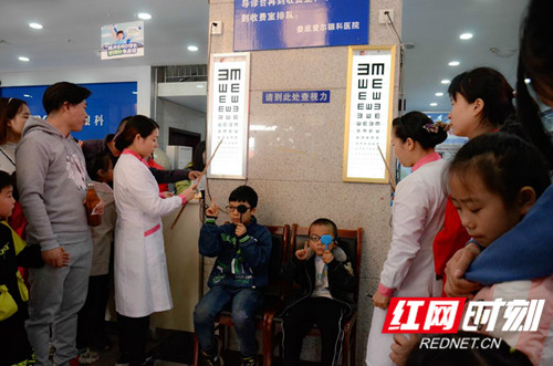 医护人员在为参加活动的孩子检测视力.jpg