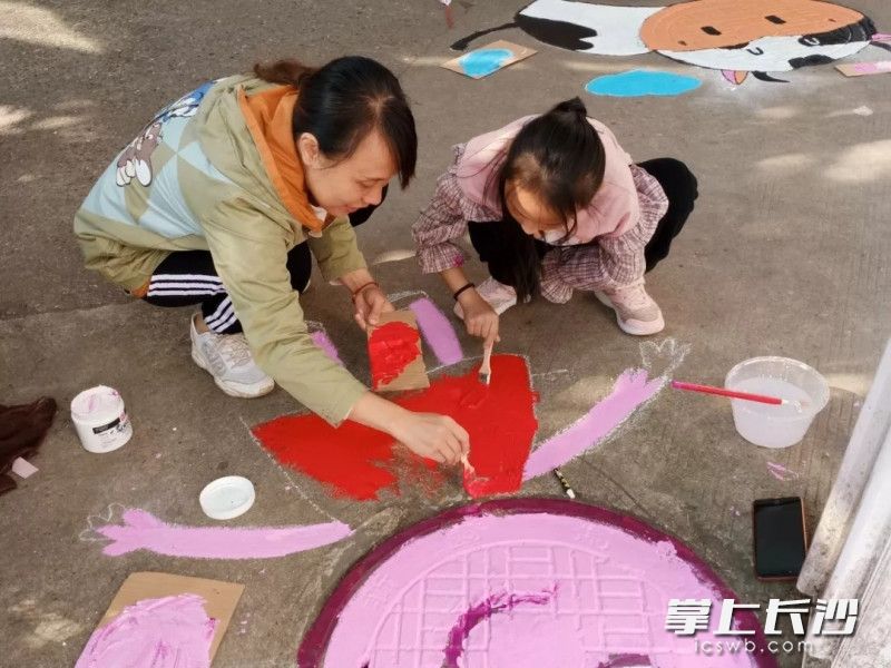 校园亲子涂鸦其乐融融。