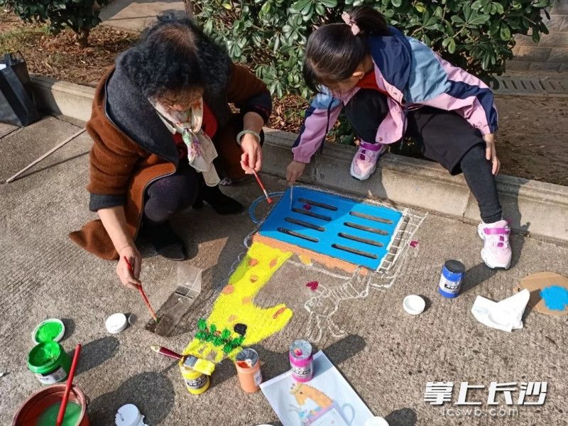 校园亲子涂鸦其乐融融。