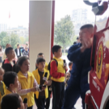 小记者走近消防员 向“烈火英雄”致敬