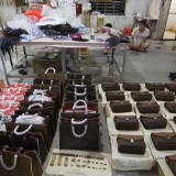 假名牌包预警！你买的万元奢侈品可能成本不到300…