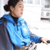 每天160件！独臂女侠一只手送快递：挣钱养2娃还房贷