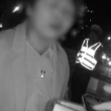 大妈开车滥用远光灯，一查竟是逃犯