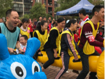 敲响家门组个队：“妙趣”运动会“晒”和谐邻里情