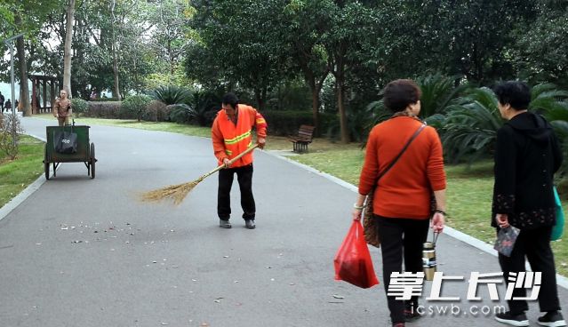 烈士公园内，园林清扫工正在清扫游道，为市民、游客提供优美的游园环境。。长沙晚报全媒体记者 周柏平摄
