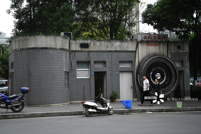 2017年5月5日，重庆，市民经过街头创意“照相机”厕所都会驻足观看。以“照相机”外形来修建的公共卫生间，成为一道创意城市风景线。