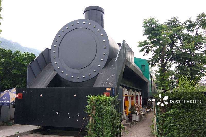 2017年5月29日，重庆，蒸汽机车火车头造型的公共卫生间。
