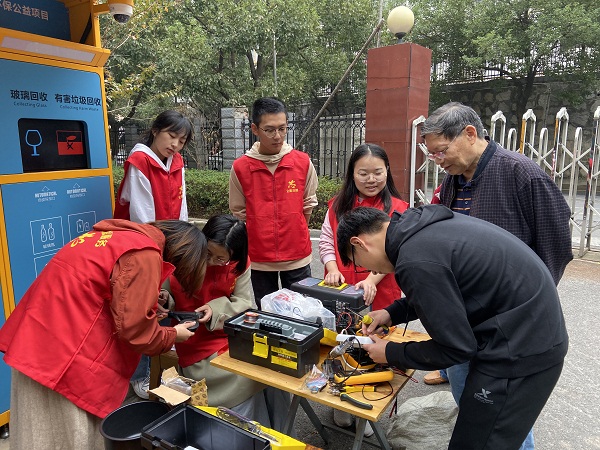 大学生志愿者社区义务维修活动获居民点赞