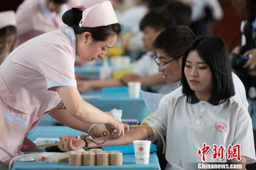 资料图：民众正在无偿献血。　韦亮 摄