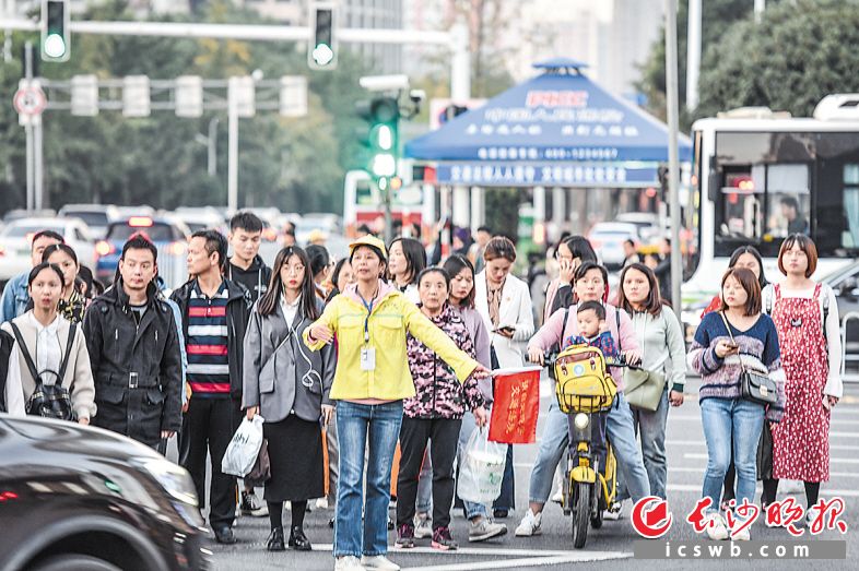　　从11月18日起，长沙交警开展对行人闯红灯及在马路随意穿行等交通违法行为的专项整治行动。图为芙蓉路松桂园路口，志愿者在进行文明劝导。长沙晚报全媒体记者 邹麟 摄