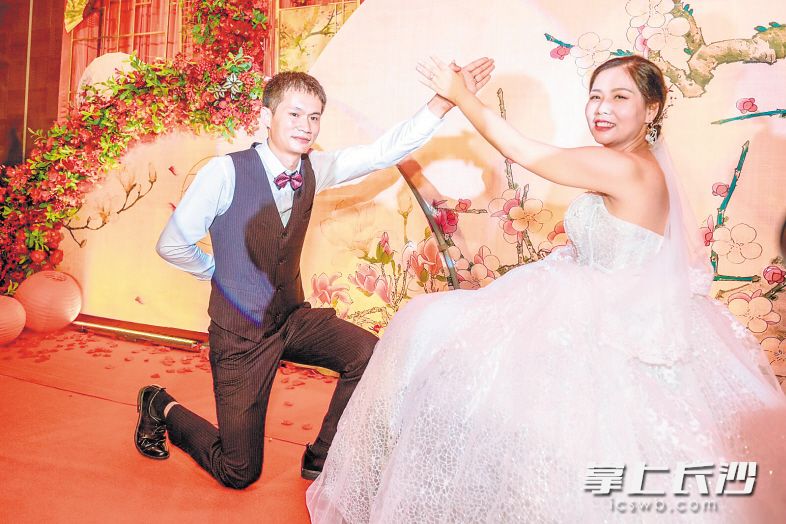 　　今年7月6日，肖卓作和丈夫许治辉在婚礼现场。 长沙晚报全媒体记者 陈飞 摄