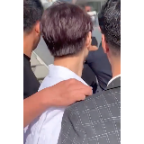 王俊凯遭陌生男子强行搂肩 下意识甩开手满脸疑惑
