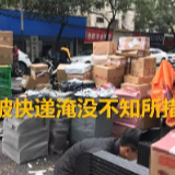 深夜，快递小哥在路灯下笨拙地跳了一支舞 好笑、心酸