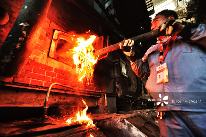 2013年11月7日，北京，
当日试供暖，丰台区翠林小区燃气锅炉房的工作人员正在操作设备。