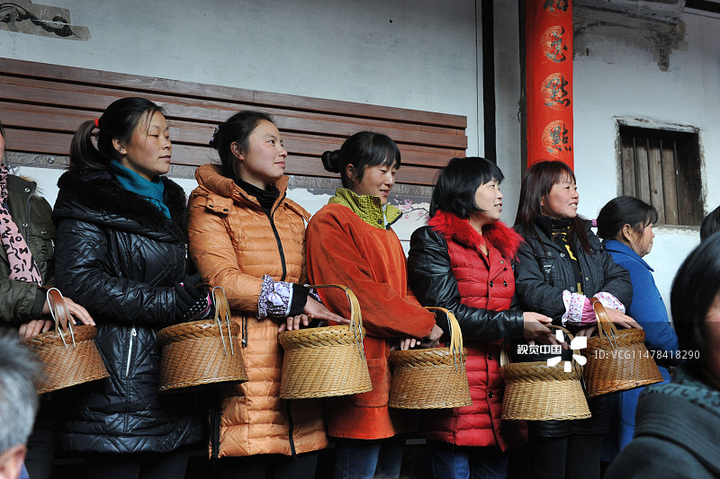 2013年1月15日，杭州，临安农村，妇女们手提传统取暖“神器”。