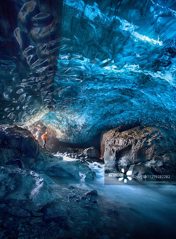 摄影师彼得·斯沃博达介绍说，2016年3月第一次参观冰洞时，气温在4摄氏度左右，很难拍照，因为冰洞顶部正在融化，水会滴落在镜头上。