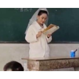 女教师穿婚纱上课，背后有多少无奈？