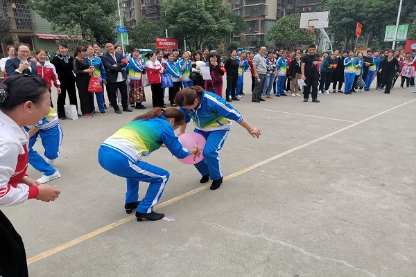 趣味比赛热闹非凡。.jpg