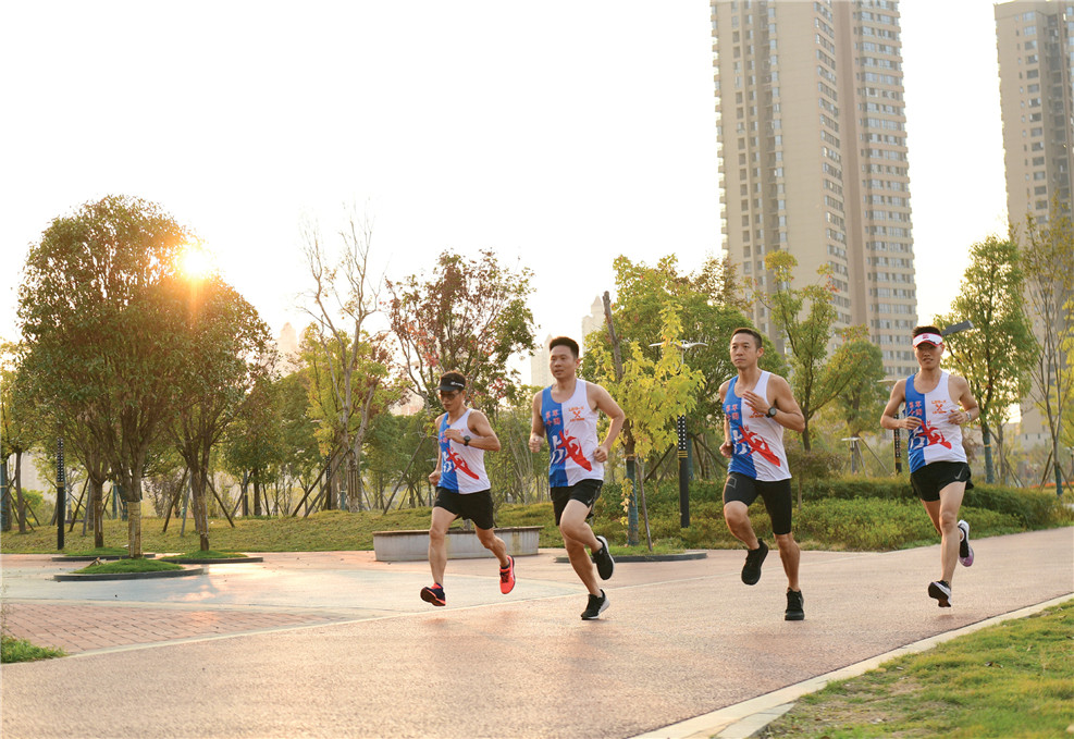 长兴湖畔，几位跑友正在奔跑，健身跑步在浏阳成为越来越多市民的休闲选择。记者彭红霞.jpg