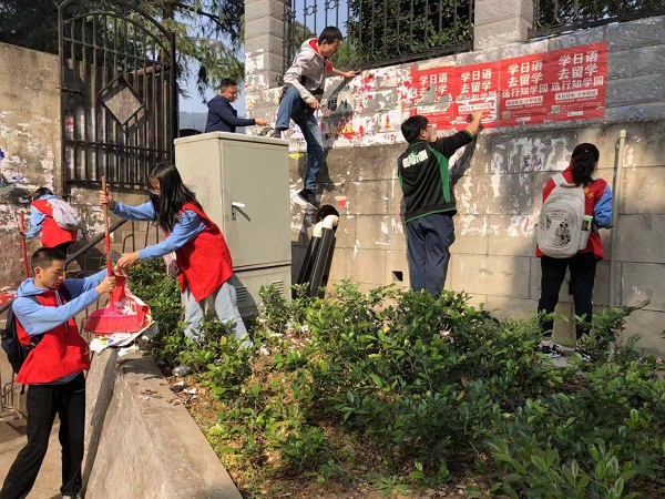 街校共建，学生志愿者参与文明创建 (1).jpg