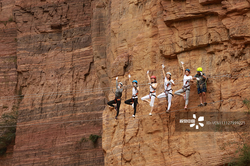 2017年9月23日，河南洛阳青要山，来自郑州的40名美女高空体验飞拉达户外攀岩。在将近200米的悬崖峭壁上，众美女时而一字马时而金鸡独立，大秀高难度瑜珈动作。