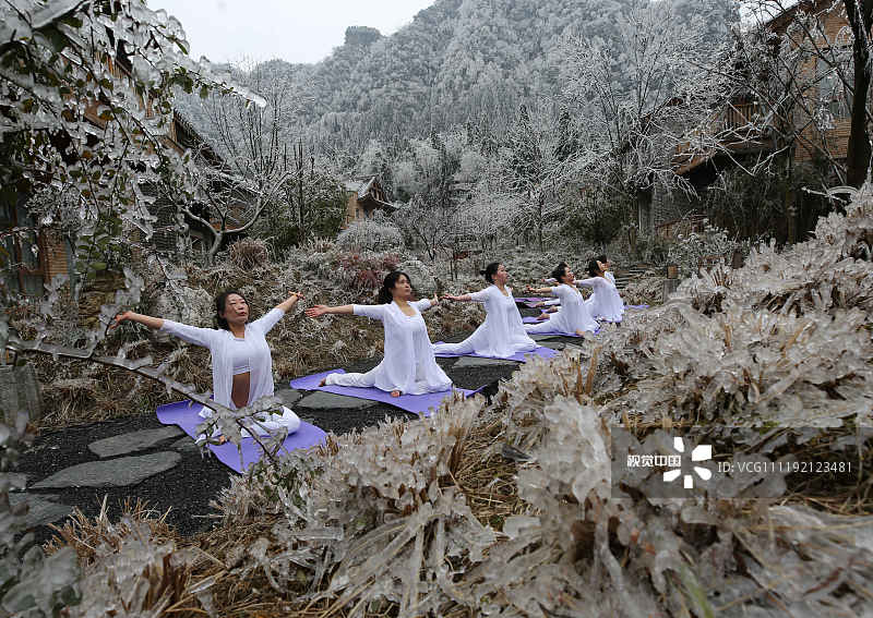 2019年2月17日，在张家界市武陵源区协合乡梓山漫居乡村度假民宿，瑜伽爱好者不惧严寒，在冰天雪地间练习瑜伽，舒展身心。