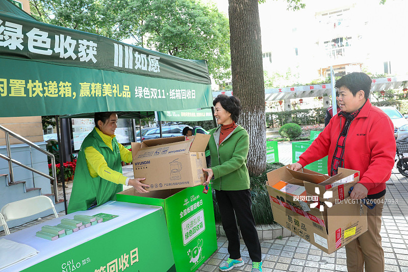 2019年11月20日，上海，菜鸟联合中华环境保护基金会、阿里巴巴公益基金会，以及中通、圆通、申通、韵达、百世等5家快递公司共同发起“全国纸箱回收日”，号召大家“一人回收一纸箱”。