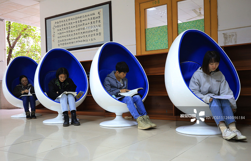 2019年11月21日，在湖南省衡阳市南华大学图书馆的走廊过道上，同学们在抓紧时间复习。2020年度硕士研究生招生考试将于12月21日开考，目前报名工作已经完成，多数考生已完成现场确认工作，一切准备就绪，抓紧时间备考迎接一个月后的考试。