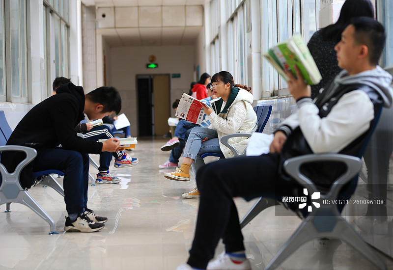 2019年11月21日，在湖南省衡阳市南华大学图书馆的走廊过道上，同学们在抓紧时间复习。