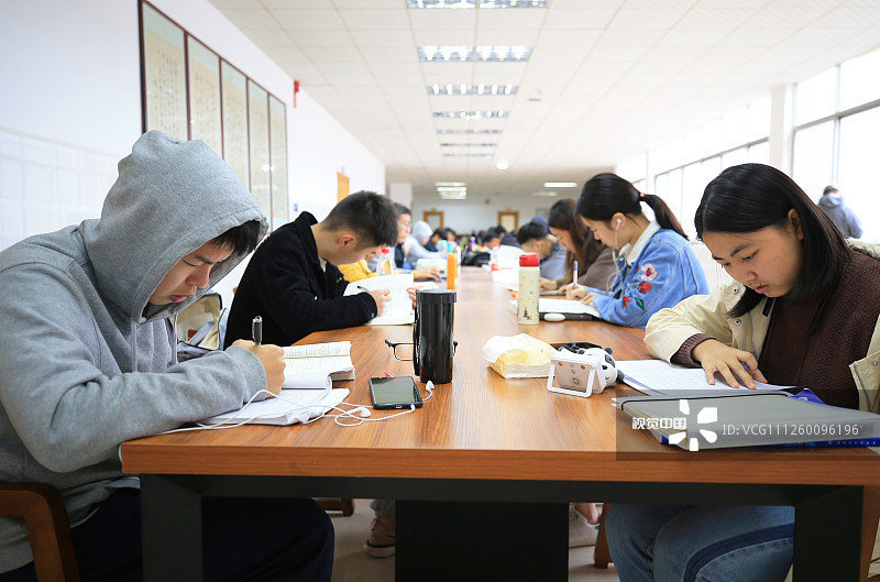 2019年11月21日，在湖南省衡阳市南华大学图书馆的走廊过道上，同学们在抓紧时间复习。