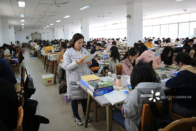2019年11月21日，在湖南省衡阳市南华大学图书馆阅览室里，同学们在抓紧时间复习。
